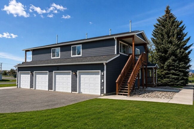 Building Photo - Beautiful 2 bedroom apartment with attached garage! Unit C