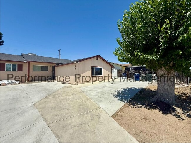 Building Photo - Updated 4 Bed/3 Bath SE Bakersfield Home w/ ADU & $0 Deposit Option