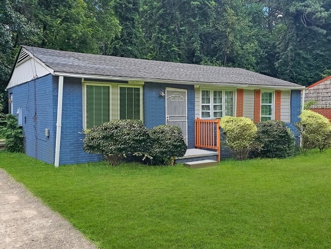 Photo - 382 Cologne Dr SE