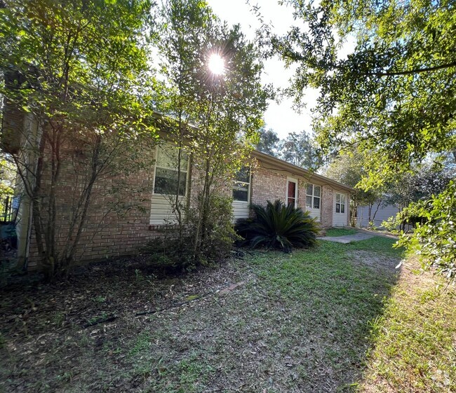 Building Photo - 3 Bedroom with Fenced Yard! Rental