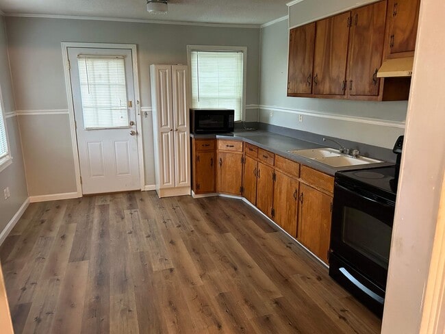 Photo - 939 Wellwood Rd