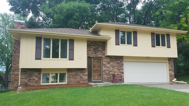 Building Photo - Split level with huge yard