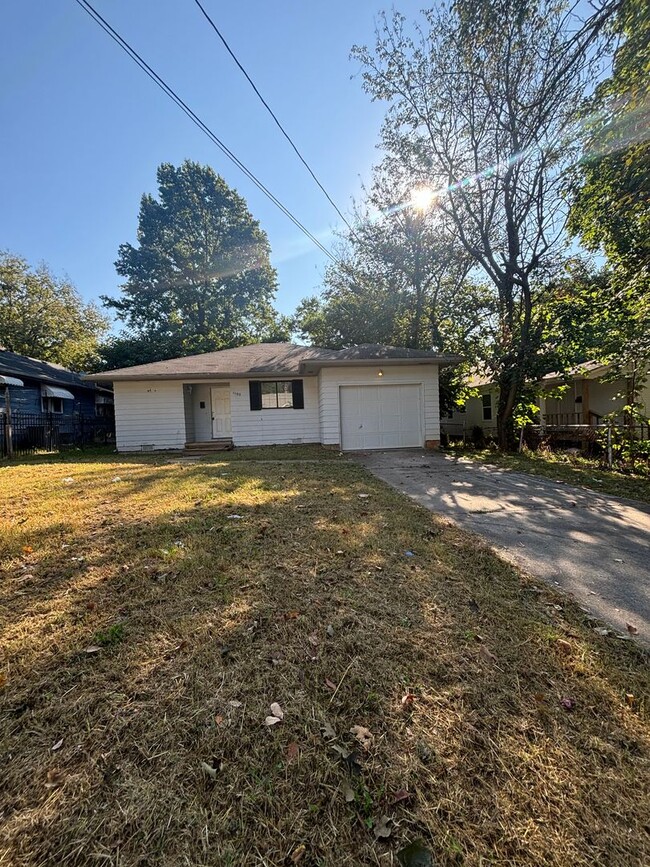 Building Photo - Beautiful 2 bedroom 1 bath 1 car garage