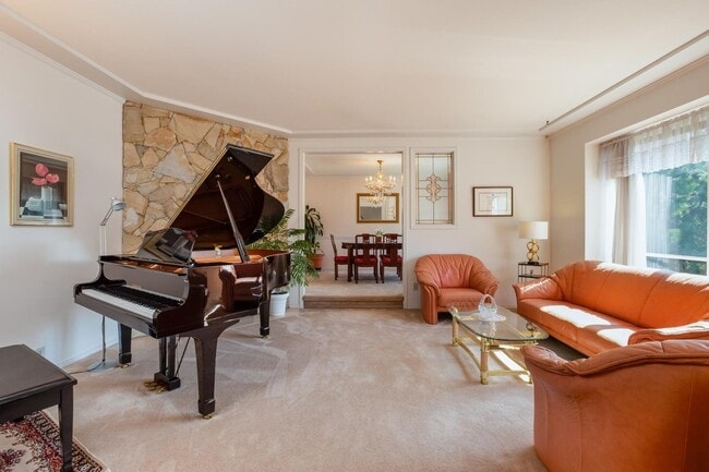 Photo - 8082-8150 150 St