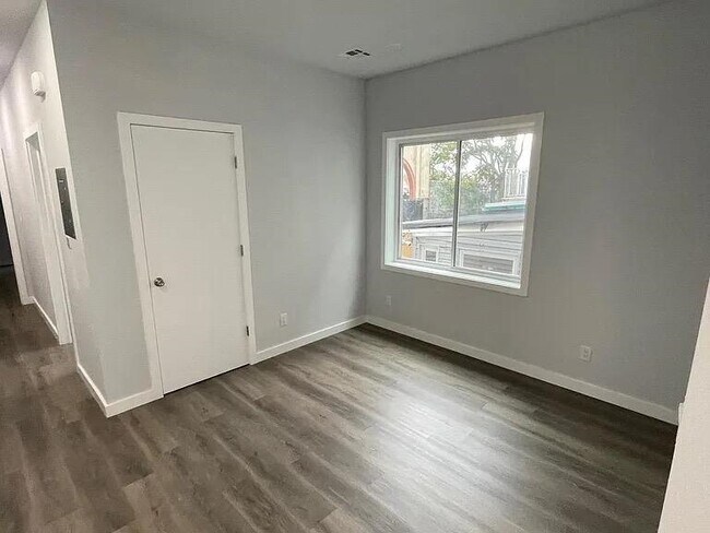 Photo - 566 57th St Unidad 2