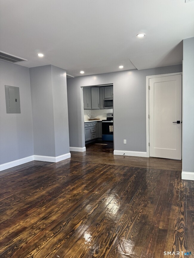 10 Bridgeport Ave