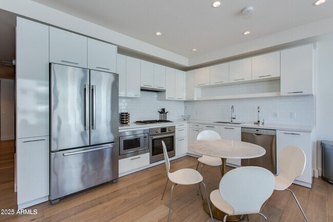 Photo - 4422 N 75th St Unidad 4003