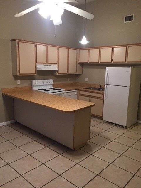 Photo - Perfect 1 Bedroom 1 Bathroom With Fenced In Backyard!