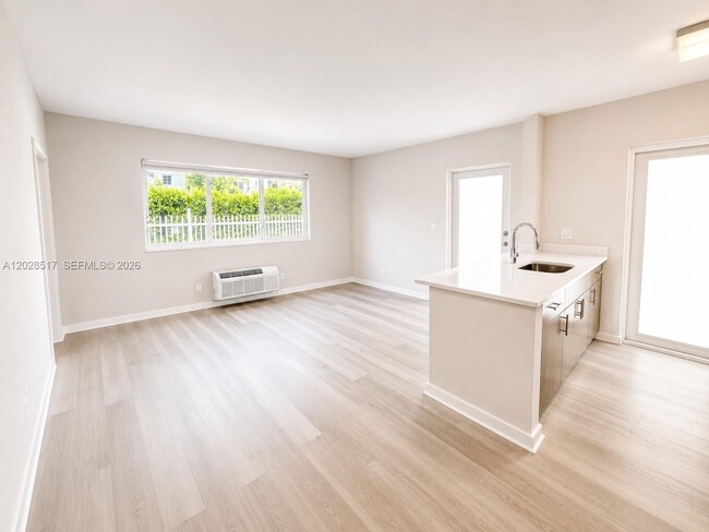 Photo - 1525 Michigan Ave Unit 1