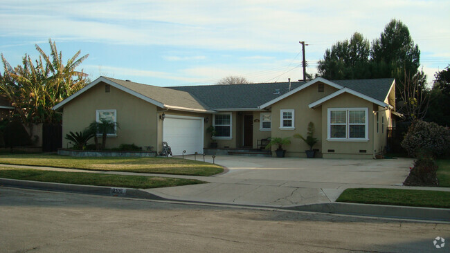 Building Photo - 2106 W Baker Ave Rental