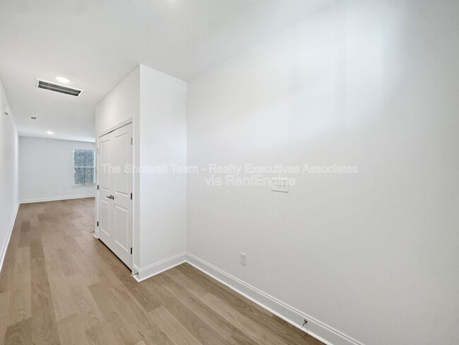 Photo - 1724 Bennett Vlg Dr