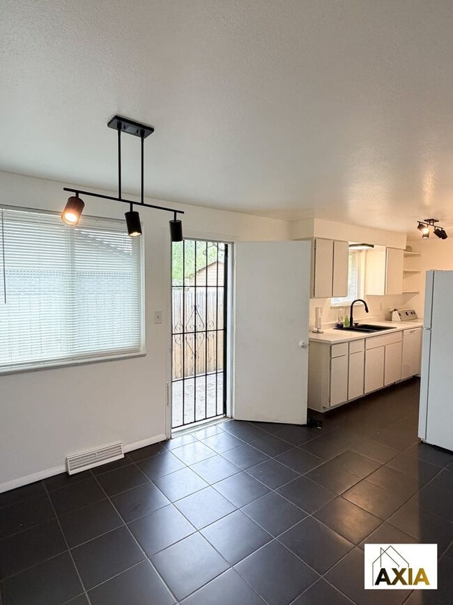 Building Photo - 11004-08 Unit 11004