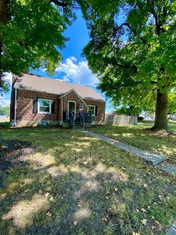 Building Photo - 702 S Cherry St