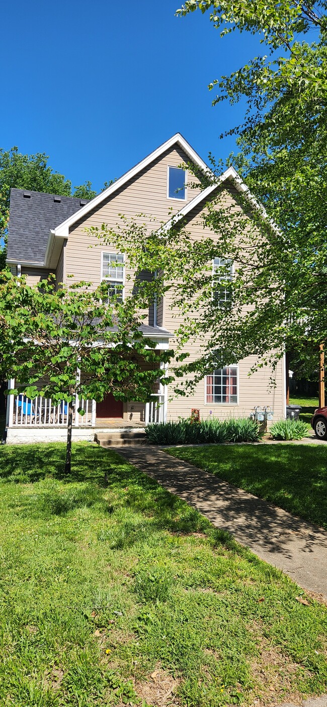 Building Photo - 2935 Grinstead Dr Unit Apt #2