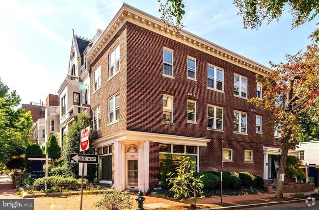 Building Photo - 2100 Newport Pl NW Unit Apt 5