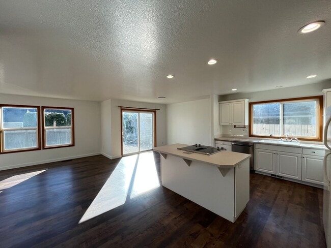 Photo - Amazing 3 Bd 2 Bath home in Historic Gladstone! Attached garage and Private yard! Easy access to ...