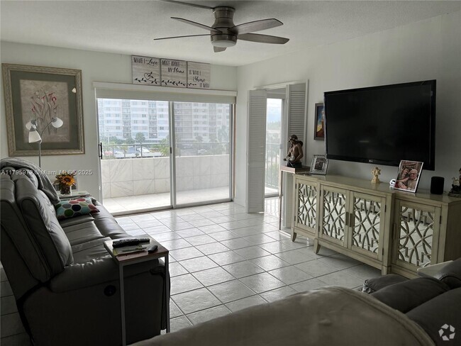 Building Photo - 220 Kings Point Dr Unit 512 Rental