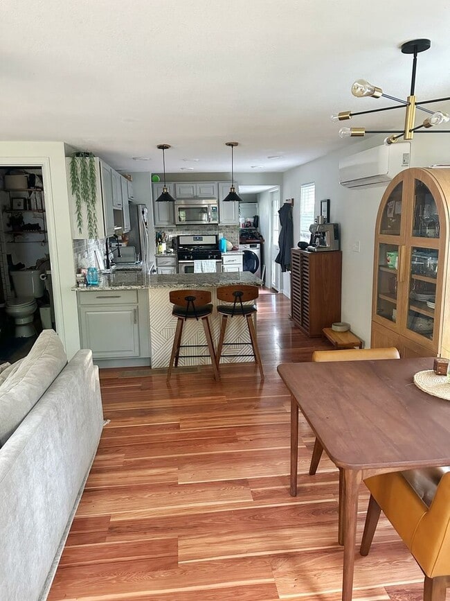 Photo - 631 E 12th St