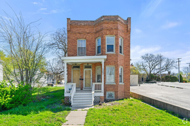 Building Photo - 1343 Vincennes Ave Rental