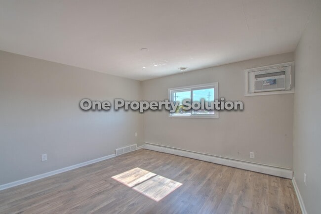 Photo - 5284 Broadway