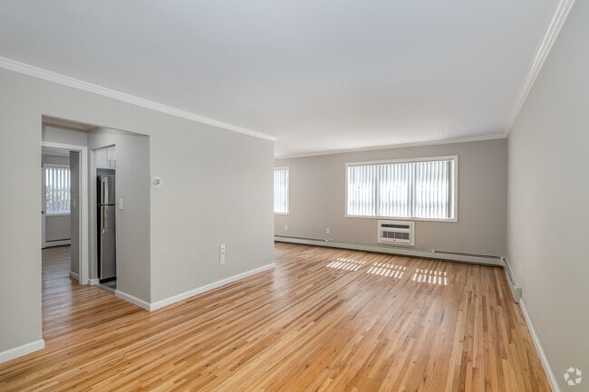 2BR, 2BA - 995SF - Living Room