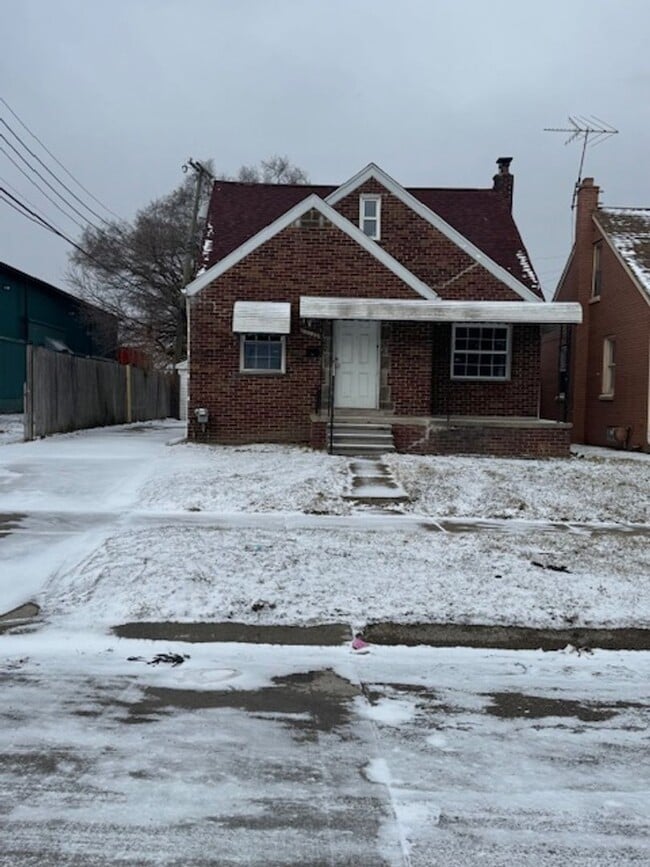 Building Photo - Four Bedrooms!