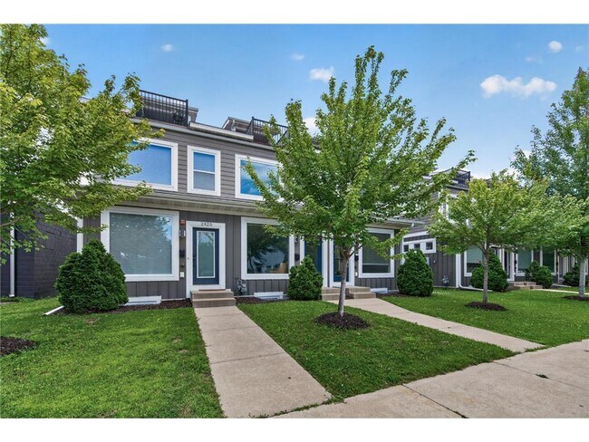 Photo - 2421 NE 2nd St
