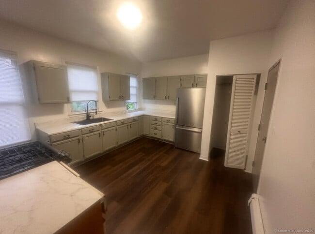 Building Photo - 141 Ashley St Unit 2