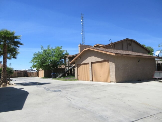 Building Photo - 1025 W Perdew Ave Unit 1025 Perdew Apt C