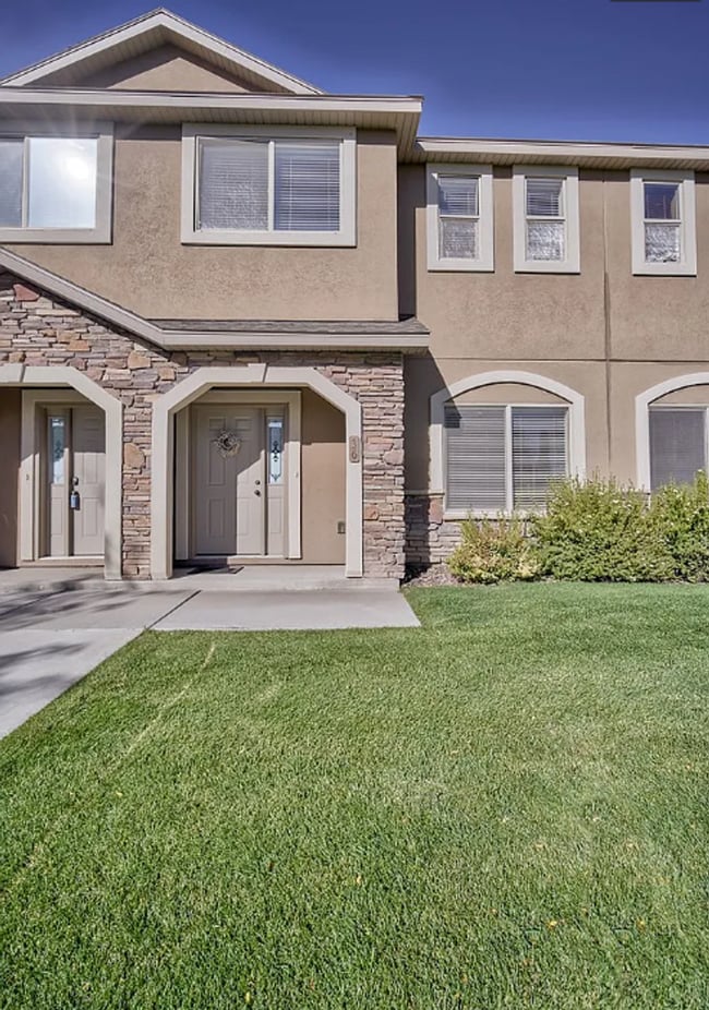 Building Photo - Beautiful 3 Bed, 2.5 bath Townhome with Attached 2 Car Garage in Rock Creek