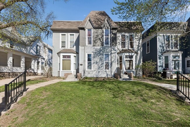 Building Photo - 1313 S 32nd St Unit 3