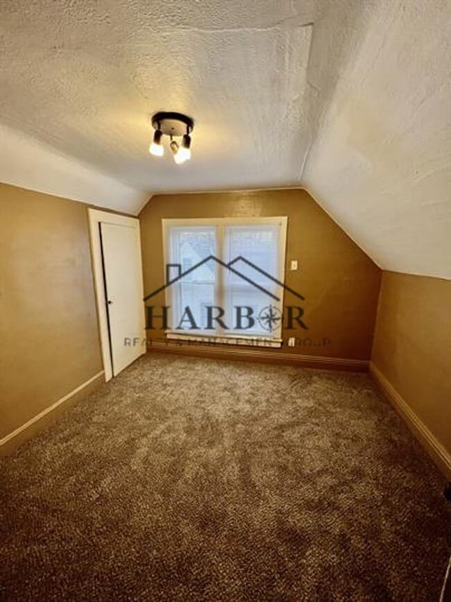 Photo - 403 10th St NW