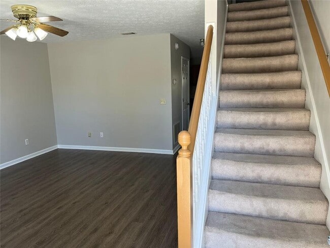 Photo - 326 Leafmore Rd SW