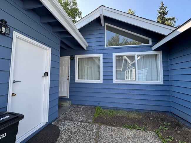 Building Photo - 1233 Crescent Dr