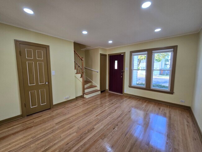 Photo - 5157 W Ainslie St