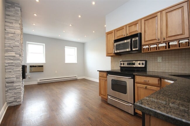 Building Photo - 1016 Willow Ave Unit 406