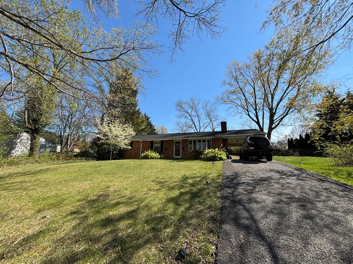 3 Bedroom, 2 Bath House - 3 Bedroom, 2 Bath House