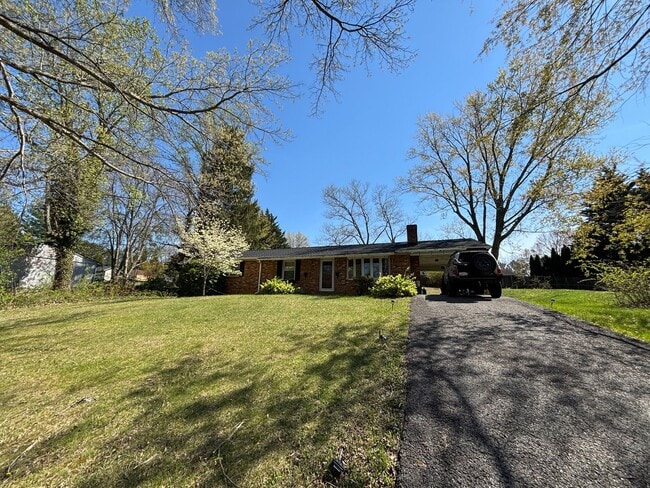 Building Photo - 3 Bedroom, 2 Bath House