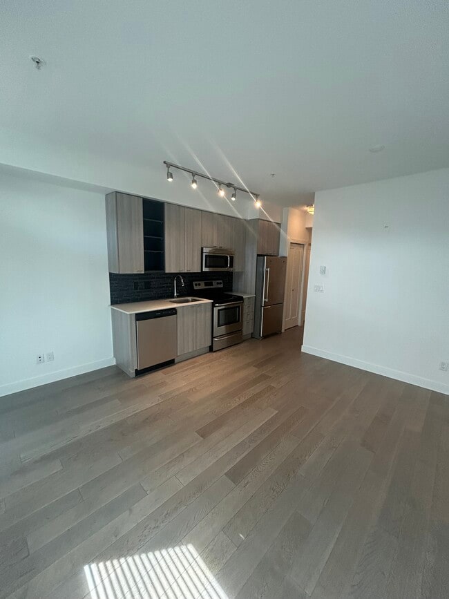 Building Photo - 3090 Gladwin Rd Unit 214