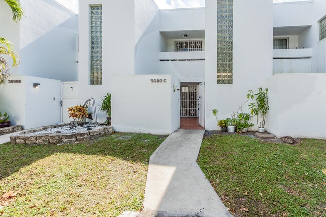 Building Photo - 5080 Elmhurst Rd