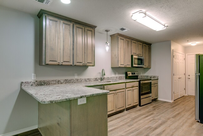 Kitchen - 911 Pecorella St E Unit #E