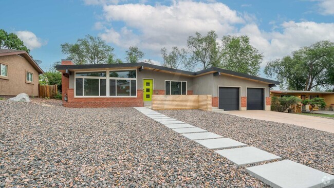 Building Photo - Modernized Mid Century Home Near Broadmoor