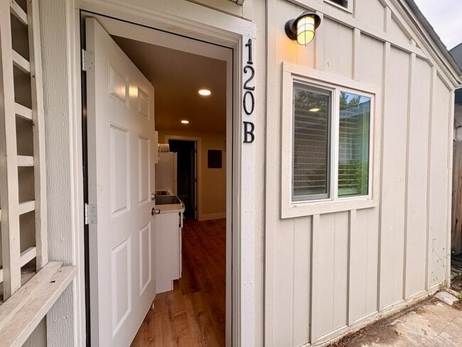 Building Photo - Beautiful new studio in Roseville!