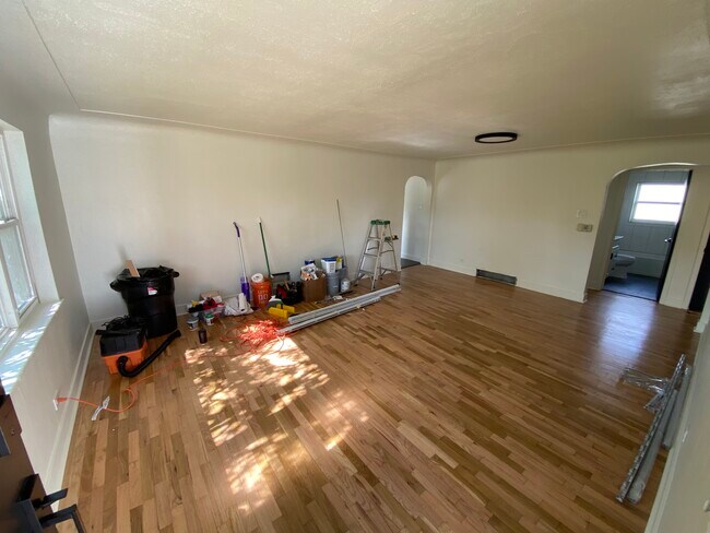 Sala de estar desde la puerta principal - 2218 Perry St