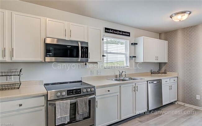 Photo - Beautiful 3b Room!Move in ready!