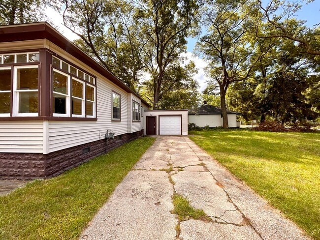 Building Photo - Three Bedroom Home in Muskegon Heights