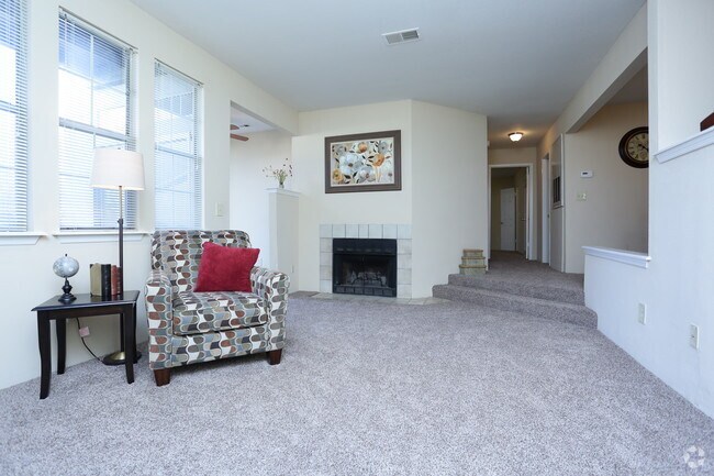 Sala de estar a desnivel - The Landing at Edgewater