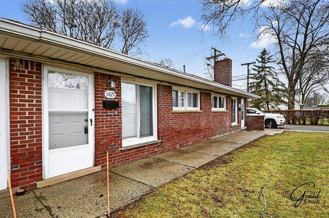 Building Photo - Maplewood Manor