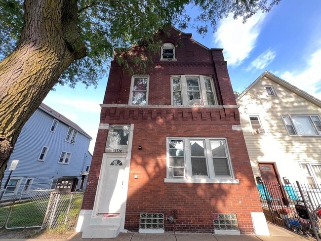 Building Photo - 4815 S Elizabeth St