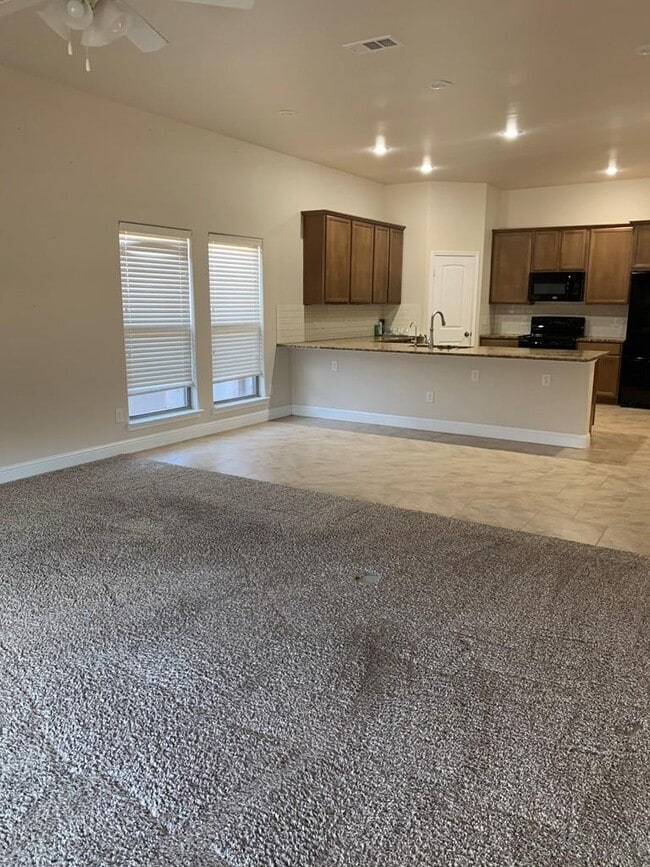 Photo - 905 E 98th St